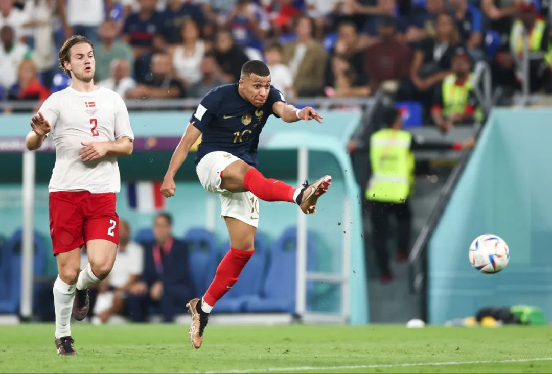 记者：汶马探赛后与海港助教约翰交换队服，两人曾在横滨合作