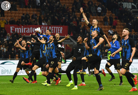 球迷：这球踢得跟动画一样